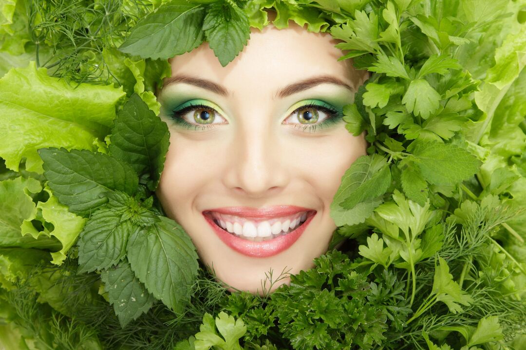 پوست صورت جوان، سالم و زیبا به لطف استفاده از گیاهان مفید